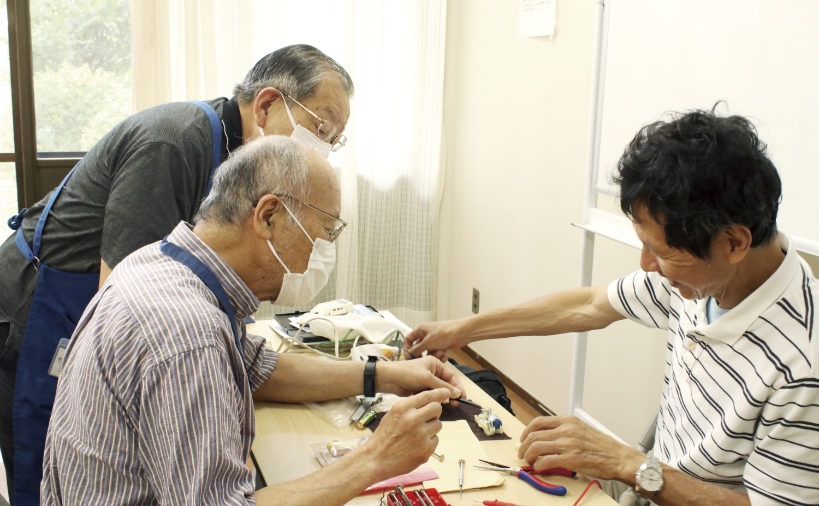 おもちゃの修理は知識を持ち寄って和気藹々と